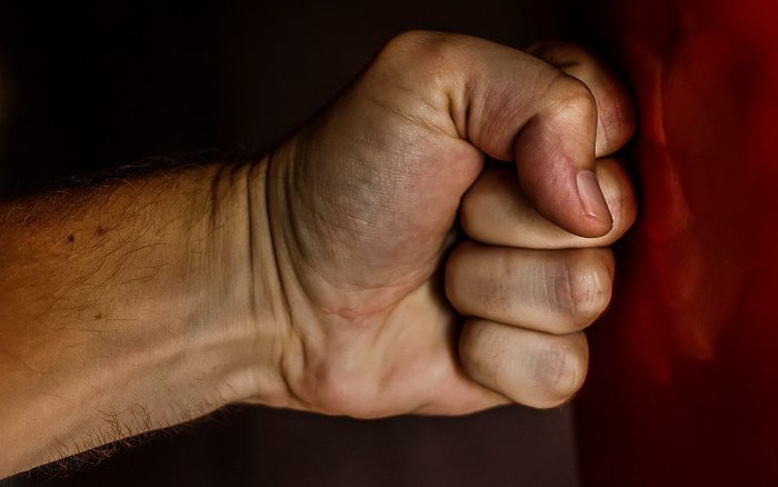 mano puño violencia