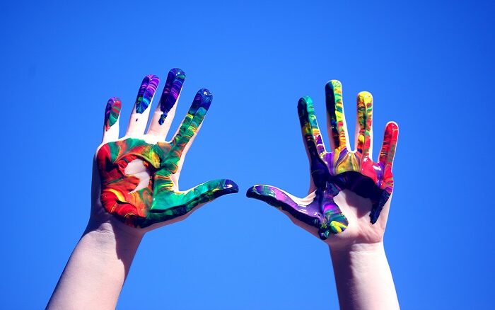 manos niños colores