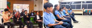 grupo de adolescentes que participan como representantes de sus colegios